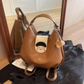 Mochila hobo de cuero marrón con solapa de béisbol blanca y colgante de guante - Con Colgante / Marrón