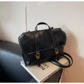 Détail du sac cabas en cuir noir avec ferrures dorées et logo FREE 1981 COLORS gaufré - Noir