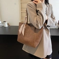 Vintage braune große Tragetasche aus mattem Kunstleder mit gemustertem Seidentuch - Khaki