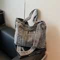 Borsa tote in denim lavato con tasche anteriori e tracolla regolabile versatile - Nero