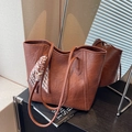 Große rotbraune Tragetasche aus Kunstleder mit elegantem Seidenschal am Taschengriff - Braun