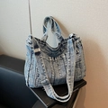 Borsa tote in denim blu lavato con tasche multiple e tracolla regolabile - Blu