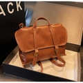Vue détaillée du grain de cuir PU marron vintage et des boucles en métal doré du sac à main - Marron