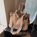 Borsa tote in tela lavata marrone con tracolla regolabile e texture in stile vintage - Cachi