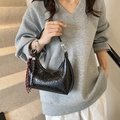 Schwarze Hobo-Tasche aus glänzendem Lackleder mit Faltentextur und geflochtenem Seil-Detail - Schwarz