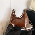 Dunkelbraune Hobo-Tasche aus glänzendem Lackleder mit Quaste und eleganter Halbmondform - Braun