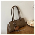 Donkerbruine baguette schoudertas met matte lederen afwerking en pluche beer hanger - Lichtbruin Met Hanger