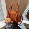 Retro braune Bowlingtasche aus Leder mit Plüschanhänger und verstellbarem Schultergurt - Braun