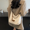 Schicke cremefarbene Knödeltasche mit Litschi-Textur und Kettenträger für Damen - Weiß