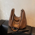 Dunkelbraune Leder-Beuteltasche mit Silberkette und feiner Litschitextur - Braun