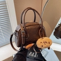 Dunkelbraune Vintage-Tasche mit Henkeln und niedlichem Schaf-Anhänger für Damen - Kaffeebraun