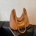 Braune Kunstleder-Beuteltasche mit Kieseltextur und silbernen Kettenriemendetails - Braun