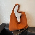 Grande borsa tote in pelle scamosciata caramello con cuciture su superficie in pelle nera - Marrone Rosso