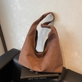Grande borsa tote marrone in finta pelle scamosciata con design hobo vintage - caffè