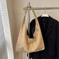 Grande borsa tote beige in pelle scamosciata appesa per un look autunnale di stile - Cachi