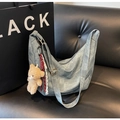 Blaue Denim Hobo-Tasche mit verstellbarem Riemen und süßem braunem Bärenanhänger - Blau (Mit Anhänger)