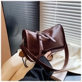 Dettaglio di borsa vintage in pelle marrone con cerniera e ciondolo a forma di animale - Rosso con Pendente