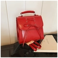 Roter PU-Leder Rucksack mit dekorativer Schnürung und Griff in einem schicken quadratischen Design - Rot