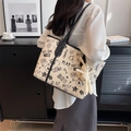 Borsa tote graffiti bianco off-white con stampa orso e ciondolo a forma di coniglio - Nero con ciondolo