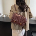 Zaino vintage bordeaux in ecopelle con fibbie metalliche e dettaglio logo impresso - Borgogna