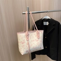 Borsa tote bianca con graffiti e tracolle rosa, motivi a orsetto e scritte alla moda - Senza Ciondolo / Rosa