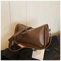 Borsa a tracolla cilindrica in pelle marrone scuro retrò con cerniera argentata lucida - Marrone con ciondolo
