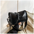 Borsa a mano a cilindro nera retrò con tracolla larga e ciondolo a forma di baseball - Nero con ciondolo