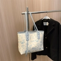 Grande borsa shopper bianca con stampe graffiti blu cielo e spalline sottili - Senza Ciondolo / Blu