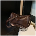 Borsa a tracolla retrò marrone scuro in pelle sintetica con dettagli metallici argento - Caffè con Ciondolo