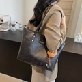 Große schwarze Tote Bag im Vintage-Stil mit Nieten und niedlichem Bären-Anhänger - Schwarz