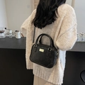 Vintage Handtasche in Schwarz mit goldenen Details für einen modischen Retro-Stil - Schwarz