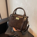 Retro dunkelbraune Boston-Tasche mit goldenen Beschlägen und verstellbarem Schultergurt - Braun