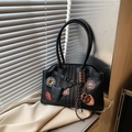 Schwarze Vintage-Handtasche aus Kunstleder mit Retro-Patches und Schokoladenanhängern - Mit Anhänger / Schwarz
