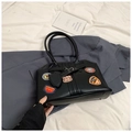 Makroaufnahme der schwarzen Vintage-Ledertasche mit Stickereien und Metallverschluss - Ohne Anhänger / Schwarz