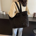 Bolso tote acolchado negro con diseño de diamantes y correas anchas para el diario - Negro