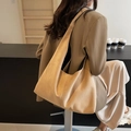Minimalistische camelfarbene Shopper-Tasche aus Wildleder mit großem Fassungsvermögen - Khaki