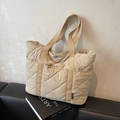 Bolso tote beige acolchado con rombos grandes y correa de hombro informal muy espaciosa - Blanco Roto