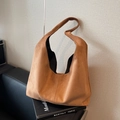 Sac fourre-tout minimaliste en daim marron avec texture mate pour l'automne hiver - Marron