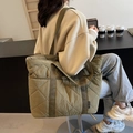 Bolso tote acolchado verde oliva con costuras de diamante para uso diario casual y elegante - Verde