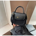 Dettaglio borsa nera in pelle PU con logo PAN TOR dorato e tracolla regolabile - Nero