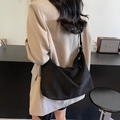 Minimalistische schwarze Beuteltasche aus mattem Wildleder für den Alltag geeignet - Schwarz
