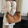 Braune Wildleder-Einkaufstasche mit Lederbesatz und langen Schultergurten im Retro-Look - Braun