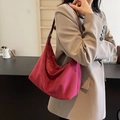 Minimalistische weinrote Hobo-Bag aus Wildlederimitat mit verstellbarem Riemen - Burgunderrot