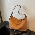 Braune Wildleder-Hobo-Tasche mit Lederriemen und minimalistischem Vintage-Design - Braun