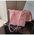 Detalle del bolso tote acolchado rosa con textura de plumón y cierre de cremallera plata - Rosa