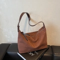 Braune Hobo-Tasche aus Wildlederimitat mit verstellbarem Gurt und Silber-Reißverschluss - Kaffeebraun