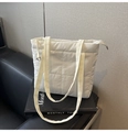 Detalle del bolso de hombro acolchado blanco con textura de cuadros y cremallera - Blanco