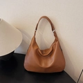 Braune Hobo-Schultertasche aus genarbtem Leder mit Metallschnalle und Ziernaht - Braun