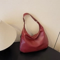 Schicke burgunderrote Hobo-Tasche aus Leder mit Lychee-Struktur und Schultergurt - Rot