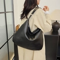 Klassische schwarze Hobo-Tasche mit Kieseltextur und verstellbarem Schultergurt - Schwarz